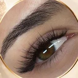 Rzęsy w efekcie wispy, oko brązowe