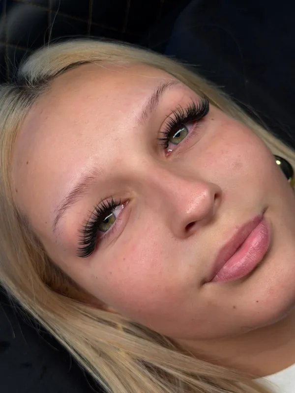 Przedłużanie rzęs w Mililash, Poznań: puszyste rzęsy, blond włosy